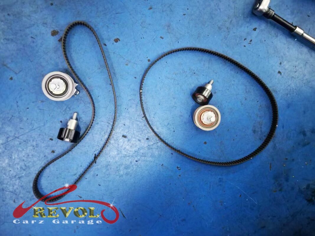 The new VAG-spec timing kit laid out: belt, tensioner and idler pulleys.