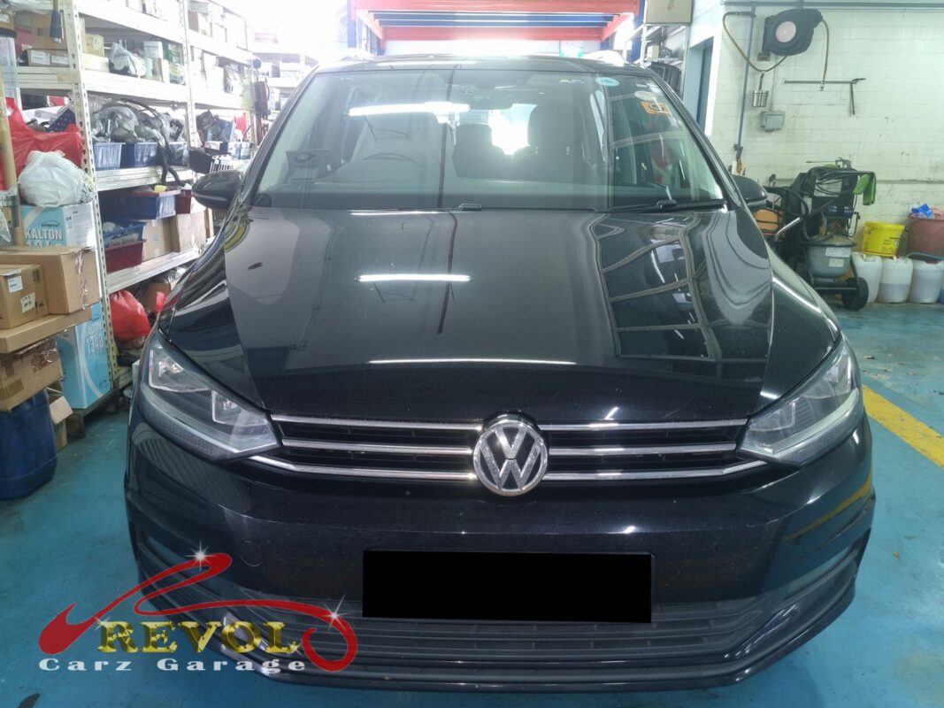 Volkswagen Touran in the workshop for misfire diagnosis.
