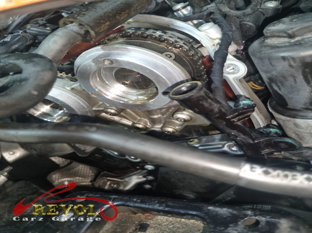 The old timing cover (left) beside the new VAG-spec replacement (right), with fresh seals.