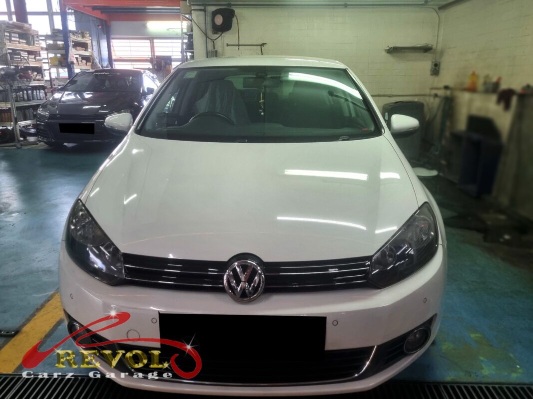 Volkswagen Golf on the workshop lift for anti-roll bar bushing and drop link replacement.