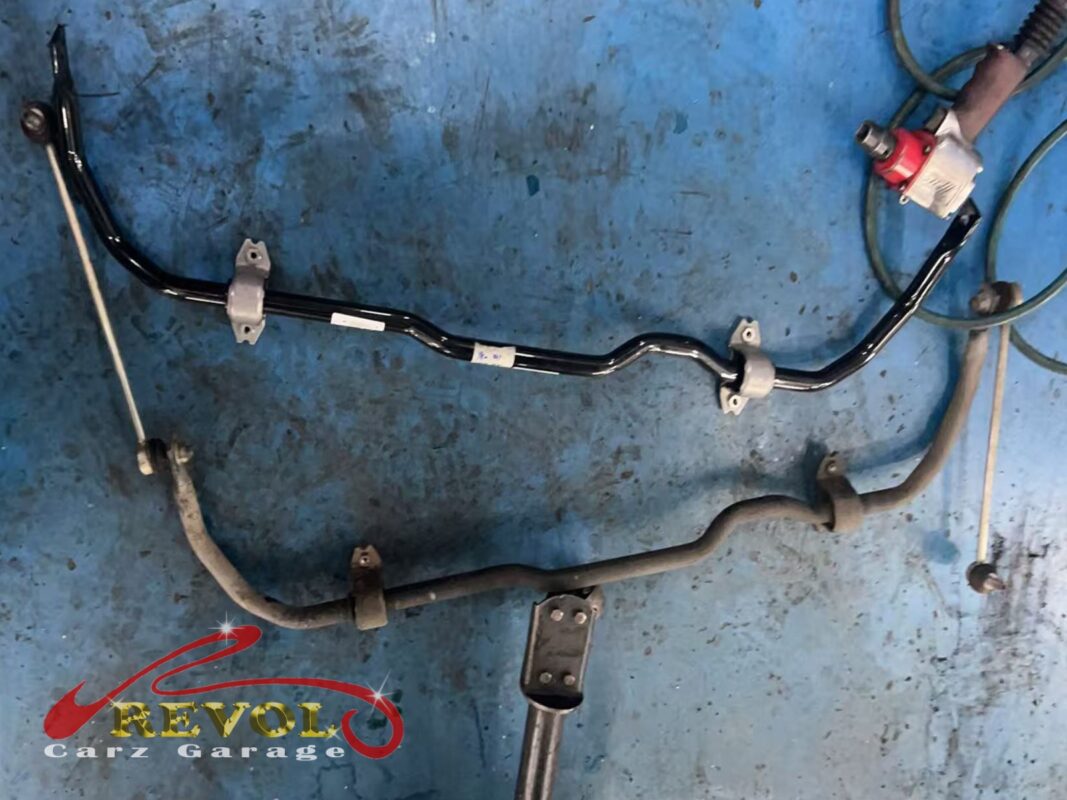 The old anti-roll bar (bottom, rusted) beside the new VAG-spec replacement (top), with new bushes and drop links.