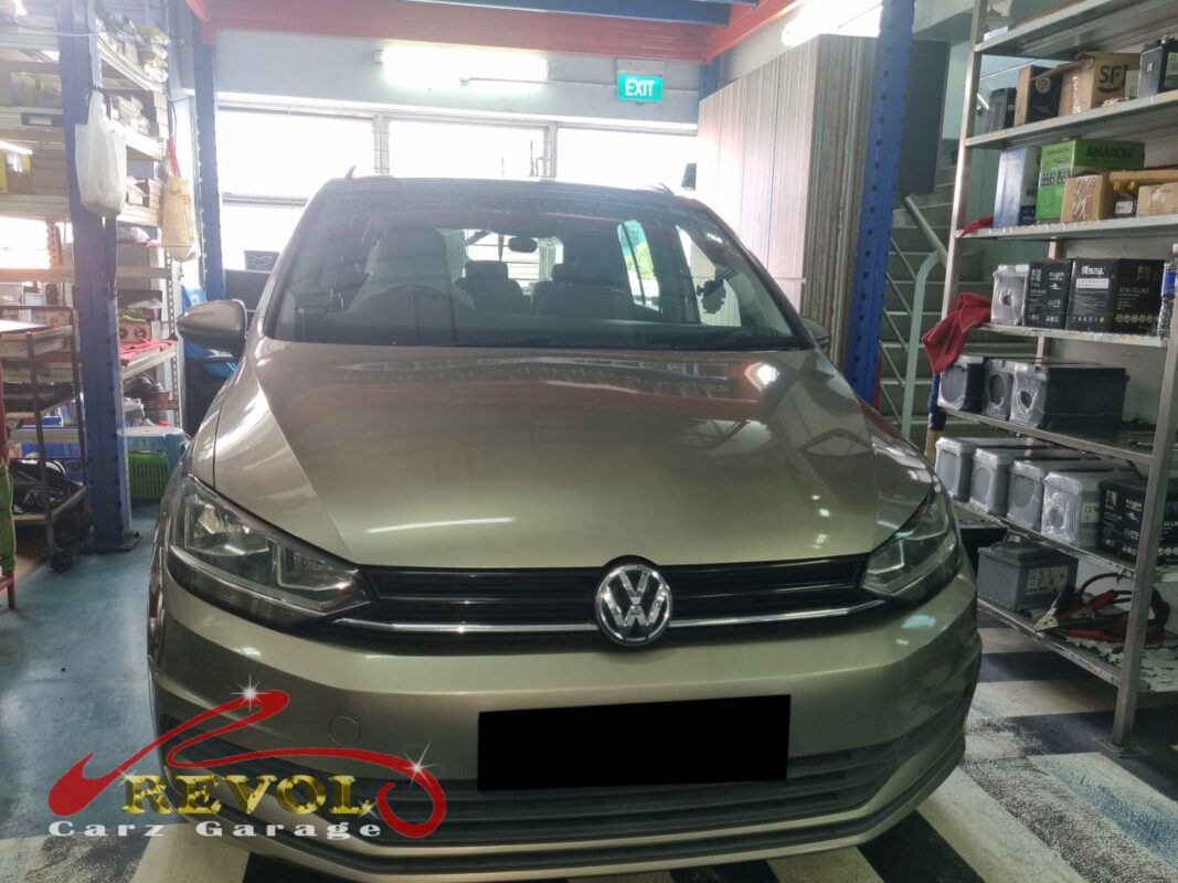 Volkswagen Touran with the throttle body removed for replacement.