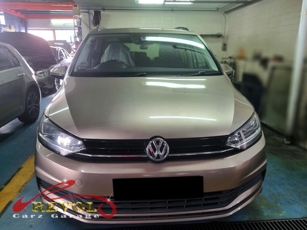 Volkswagen Touran in for the 60,000 km spark plug service.