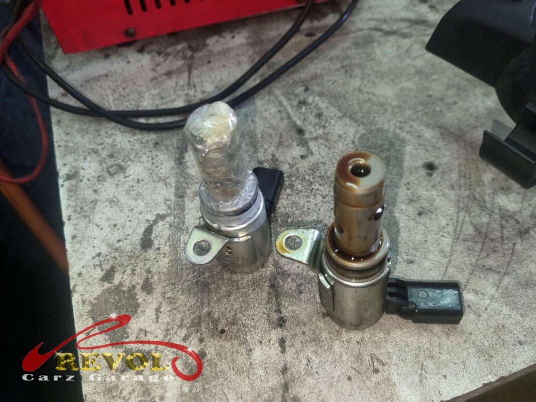 The old VVT solenoid (right, oil-stained) beside the new VAG-spec replacement (left), with fresh O-rings.