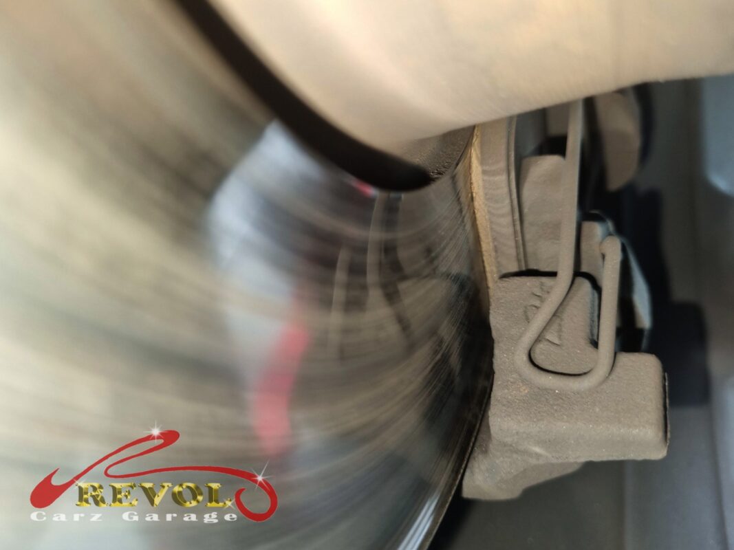 The front disc spinning on the lift, the worn surface and the lip showing up.