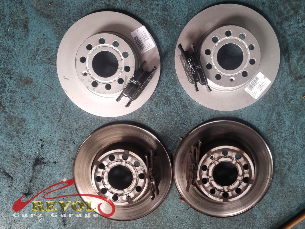 The new VAG-spec discs (top) beside the worn originals (bottom), with fresh pads.