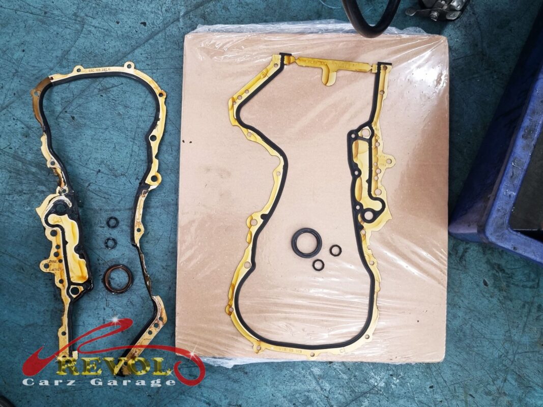 The old sump gasket (left) beside the new VAG-spec replacement (right), with fresh seals.