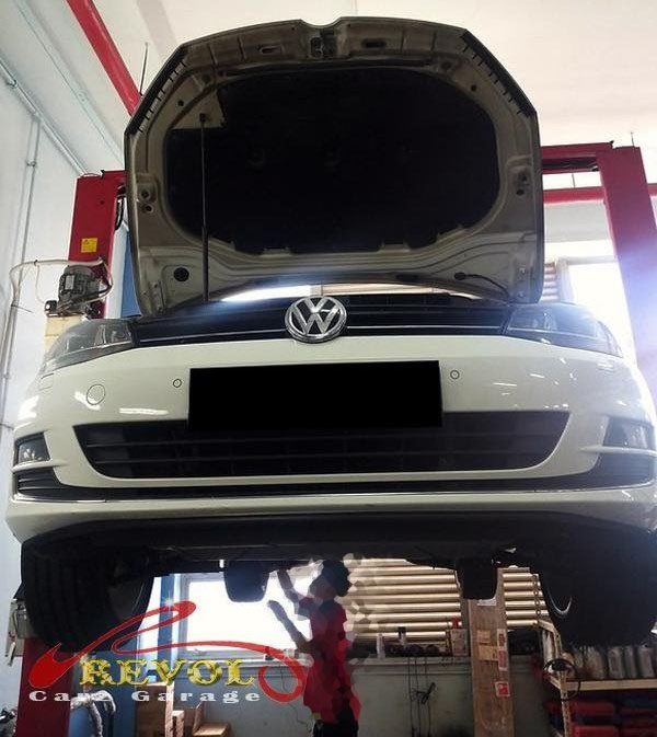 The worn engine mount with cracked, broken-up rubber on the Volkswagen Golf.