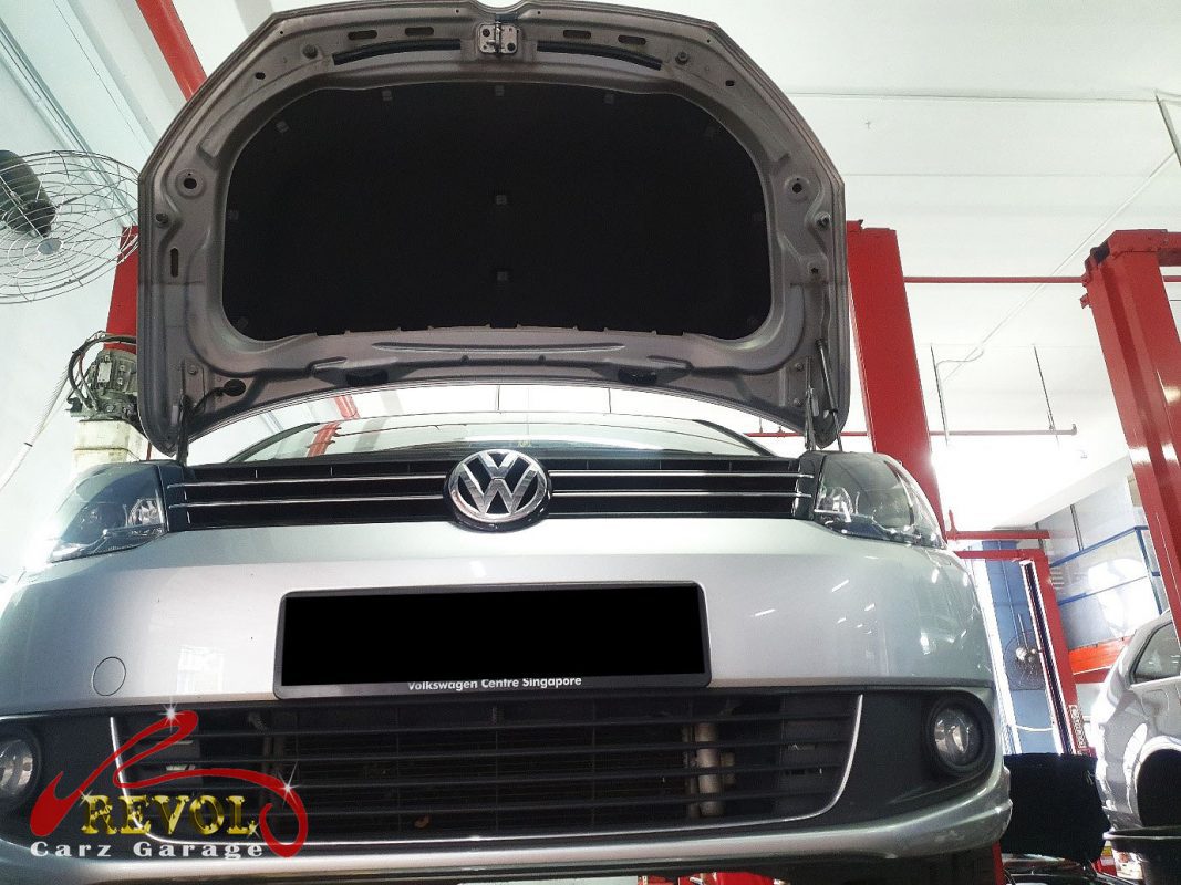 The engine oil and filter changed on the Volkswagen Touran.