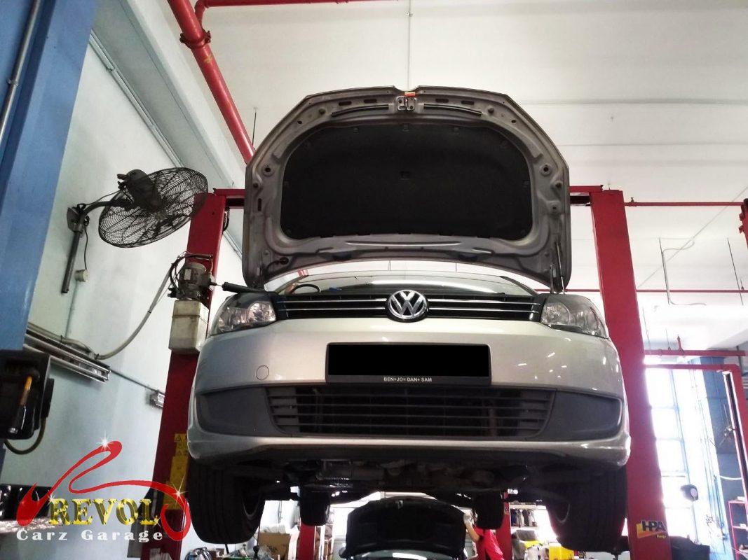 Pressure test on the Volkswagen Touran cooling system finding the perished hoses.
