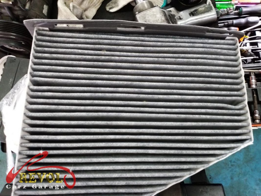 The engine oil and filter changed on the Volkswagen Touran.