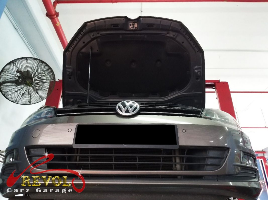 The worn front pads and scored disc on the Volkswagen Golf.