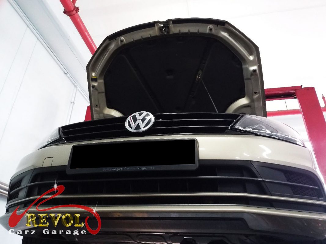 The torn drive shaft boot flinging grease on the Volkswagen Jetta.