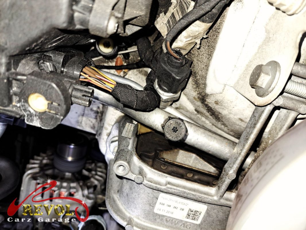 The worn engine mount with cracked rubber on the Volkswagen Golf.