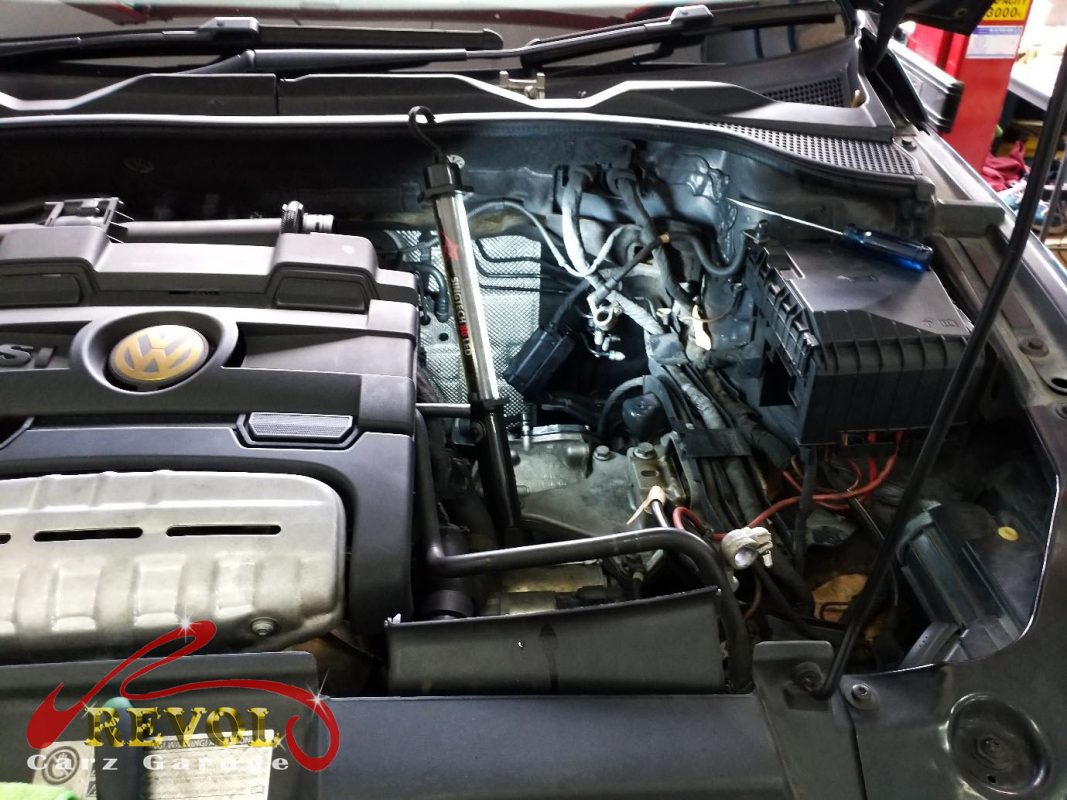 Diagnostic scan on the Volkswagen Scirocco pointing past the sensors to the ABS pump module.