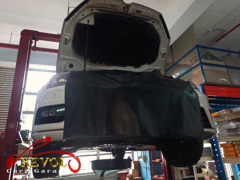 Pressure test on the Volkswagen Golf cooling system finding the weeping water pump.