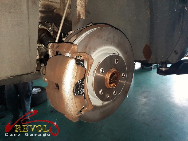 The new genuine VW-spec front discs and pads ready to fit.