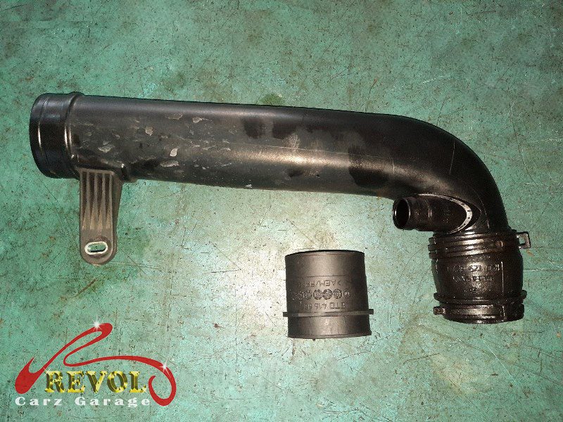 The new genuine VW-spec turbo hose and clamp ready to fit.