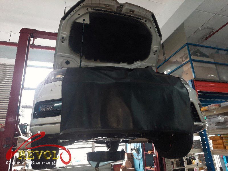 Pressure test on the Volkswagen Golf cooling system finding the weeping water pump.