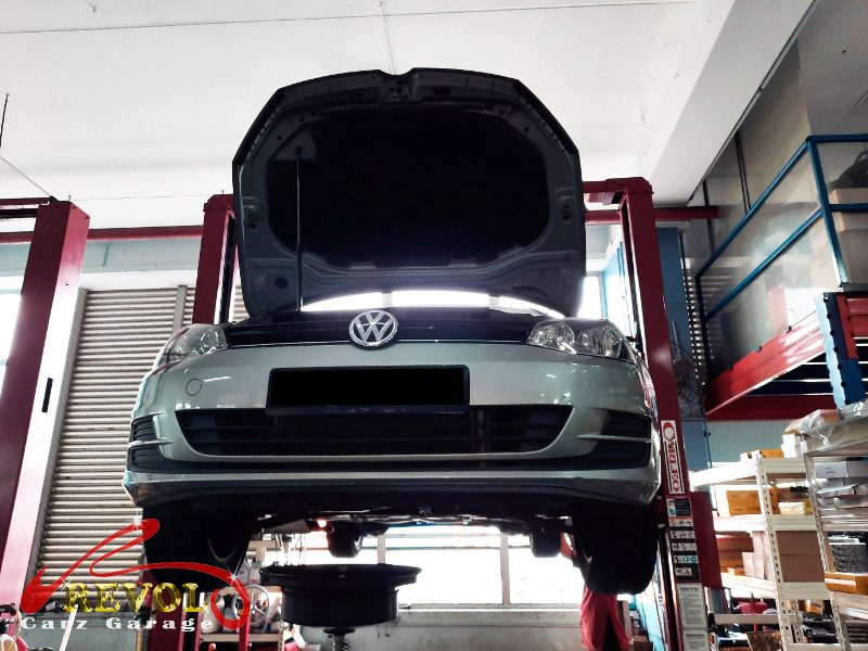 The worn front pads and scored disc on the Volkswagen Golf.