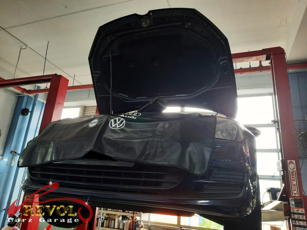 The worn front pads and scored disc on the Volkswagen Golf.