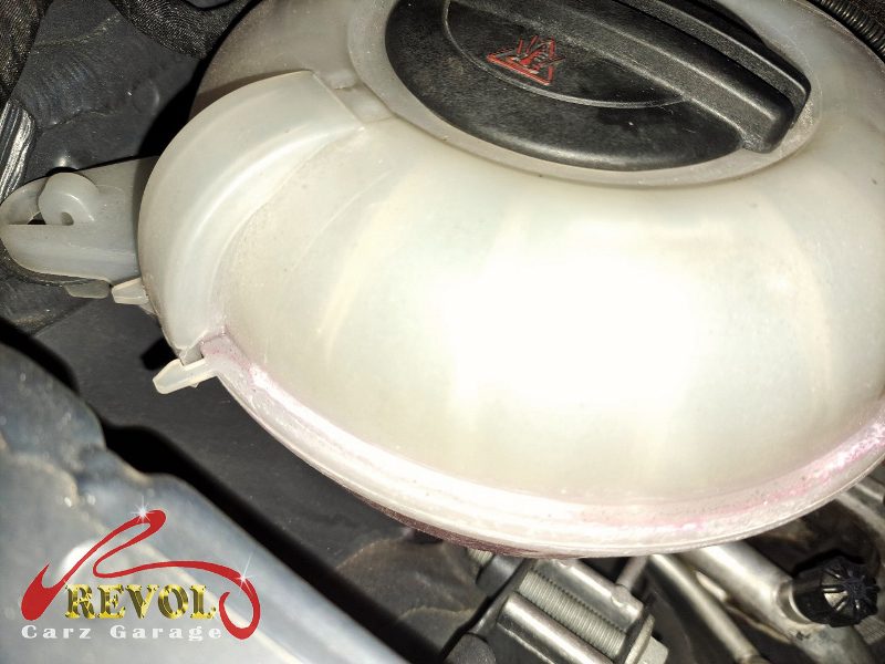 Pressure test on the Volkswagen Touran cooling system finding the leak.