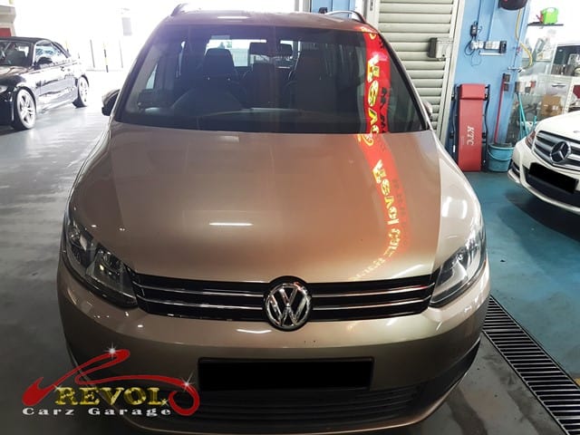 Volkswagen Touran at the workshop, in still vibrating after a coils-and-plugs job elsewhere.