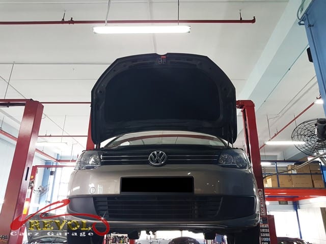 The Volkswagen Touran lifted for a step-by-step inspection to find the cause of the vibration.