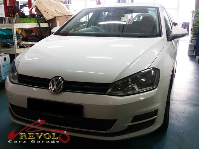 Volkswagen Golf at the workshop, in with the lights playing up.