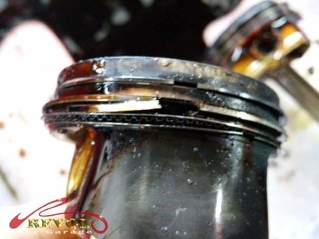 A new piston and the renewed internals ready for reassembly.