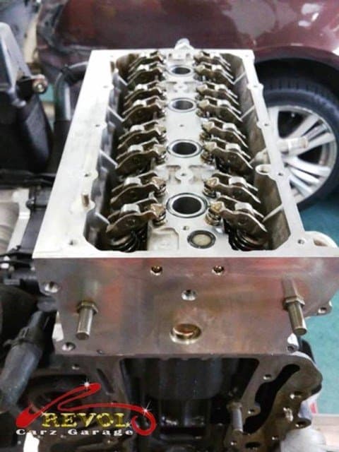 New genuine VW-spec rings, bearings and a timing chain set ready to fit.