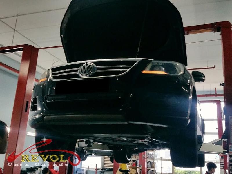 The engine oil drained on the Volkswagen Tiguan during the service.