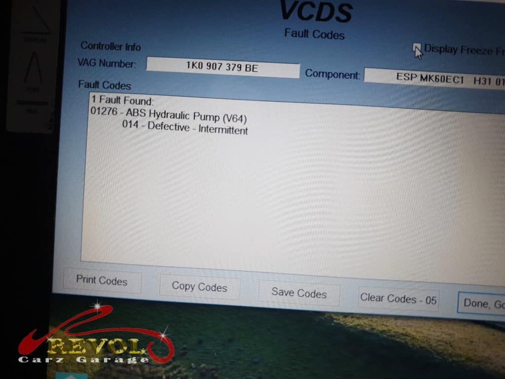 The ABS error fault code on the Volkswagen Golf dashboard.