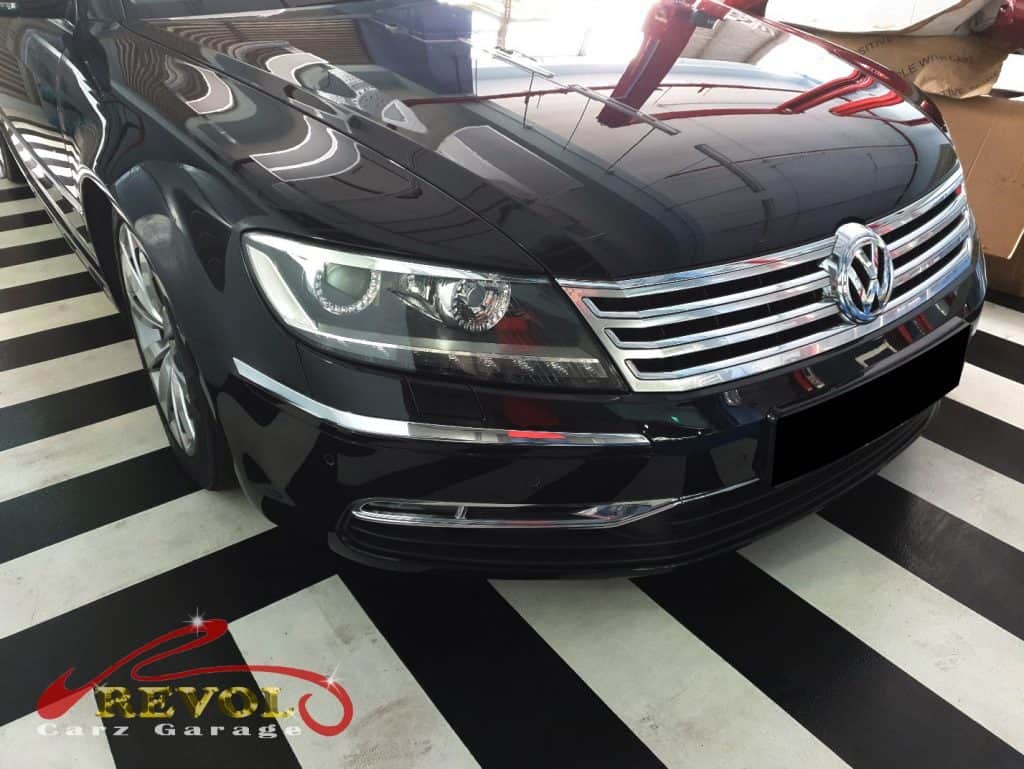 Volkswagen Phaeton at the workshop, in sitting lopsided.