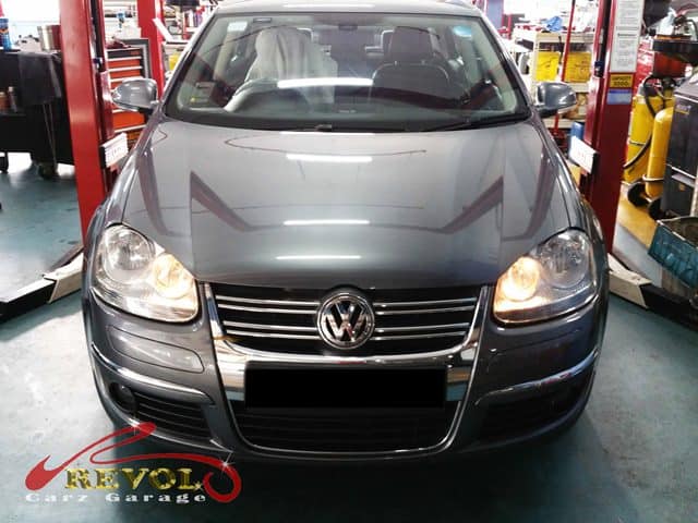 Volkswagen Jetta at the workshop, in with a noise from the front.