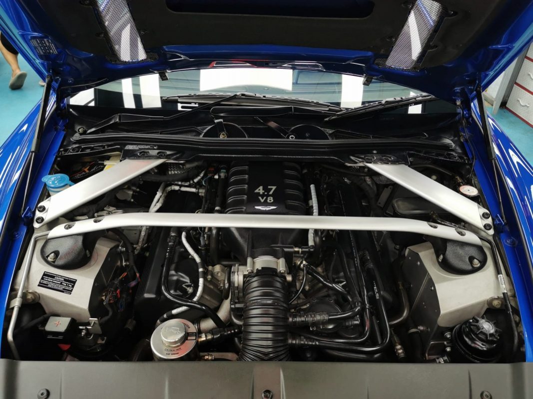 Detail of the Aston Martin V8 bodywork sealed with ZeTough Titanium.