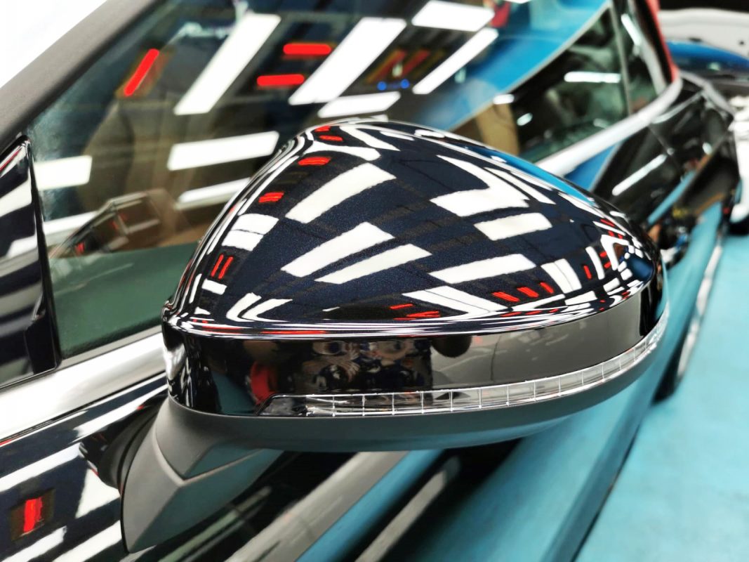 Side panel of the Audi A5 Cabrio with the titanium finish locked in.
