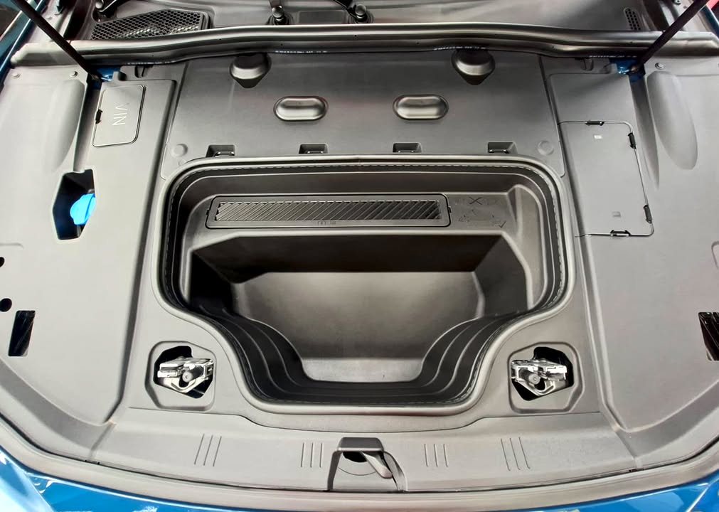 Front storage compartment of the A6 under the bonnet.