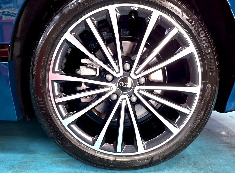 Multi-spoke alloy wheel on the A6.