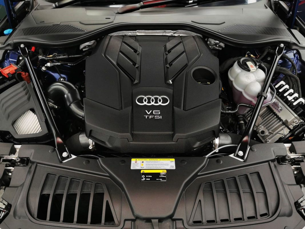 Detail of the Audi A8L's bodywork sealed with ZeTough Ceramic.