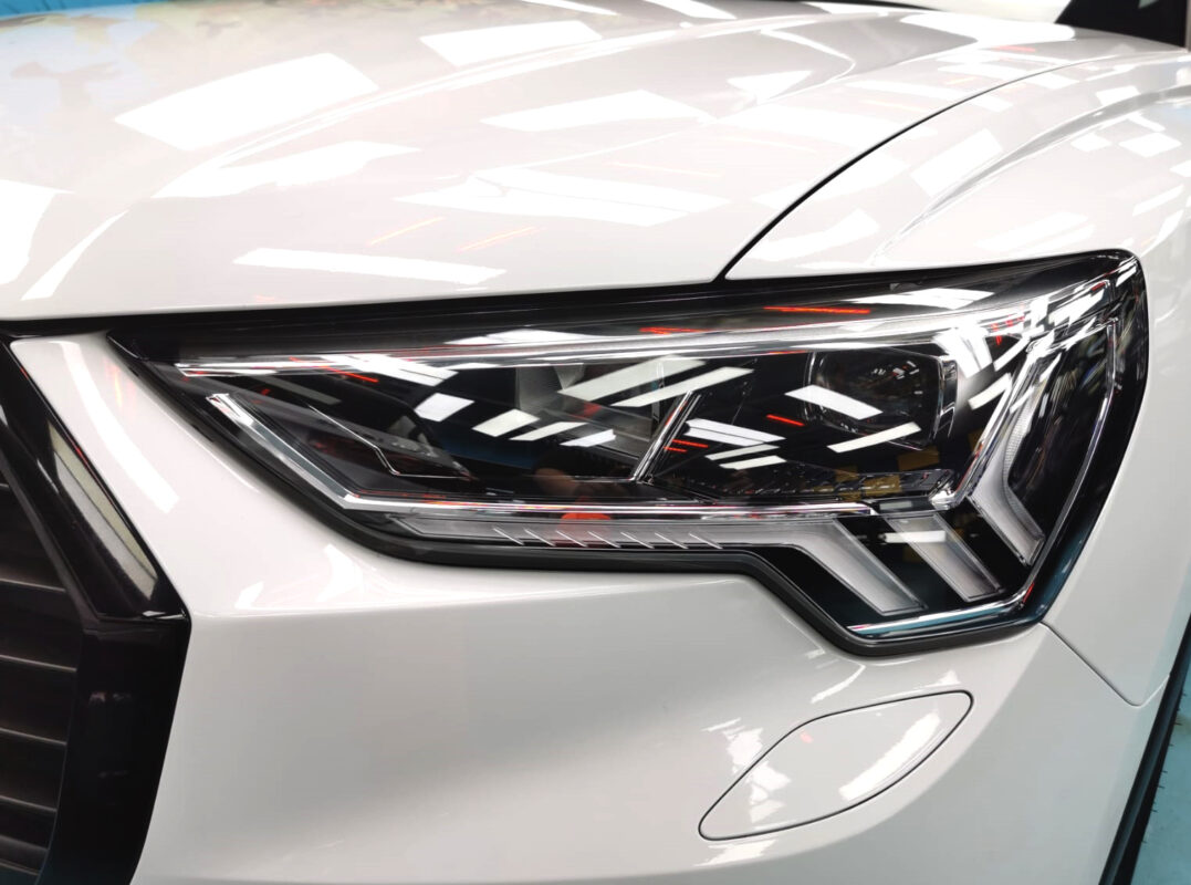 Glossy bodywork of the Audi Q3 after coating.