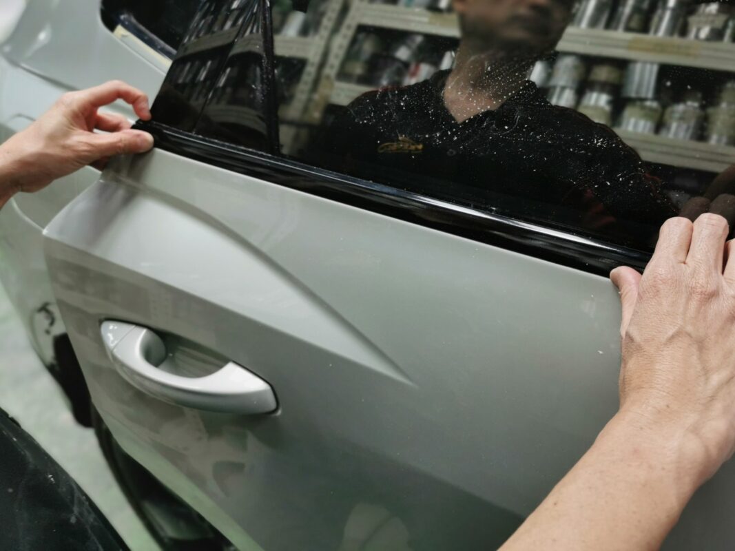 Machine-polishing the Audi Q3 to bring out the gloss after oven baking.