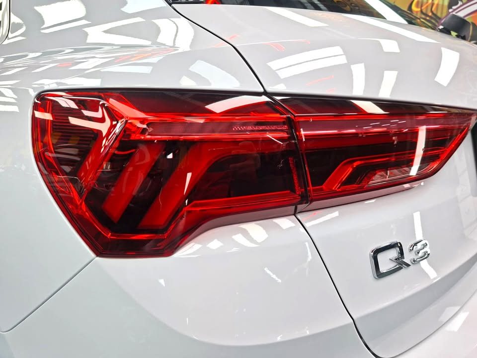 Close-up of the red tail light and Q3 badge on the white tailgate.