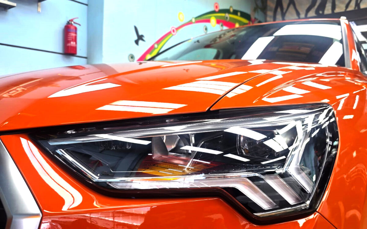 Glossy bodywork of the Audi Q3 after coating.
