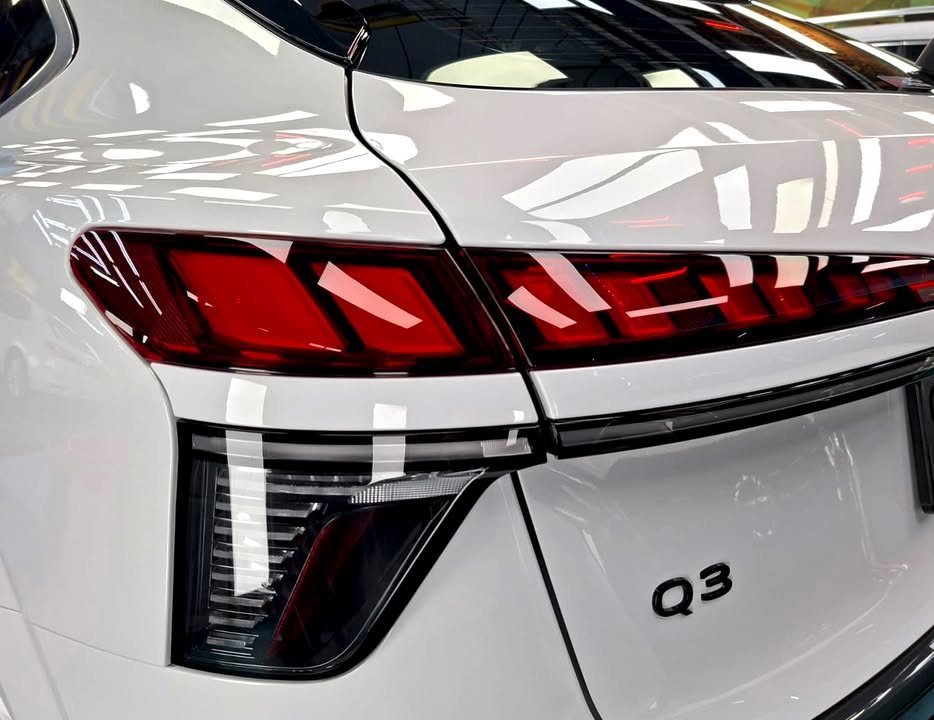 Close-up of the red tail light and Q3 badge on the white tailgate.