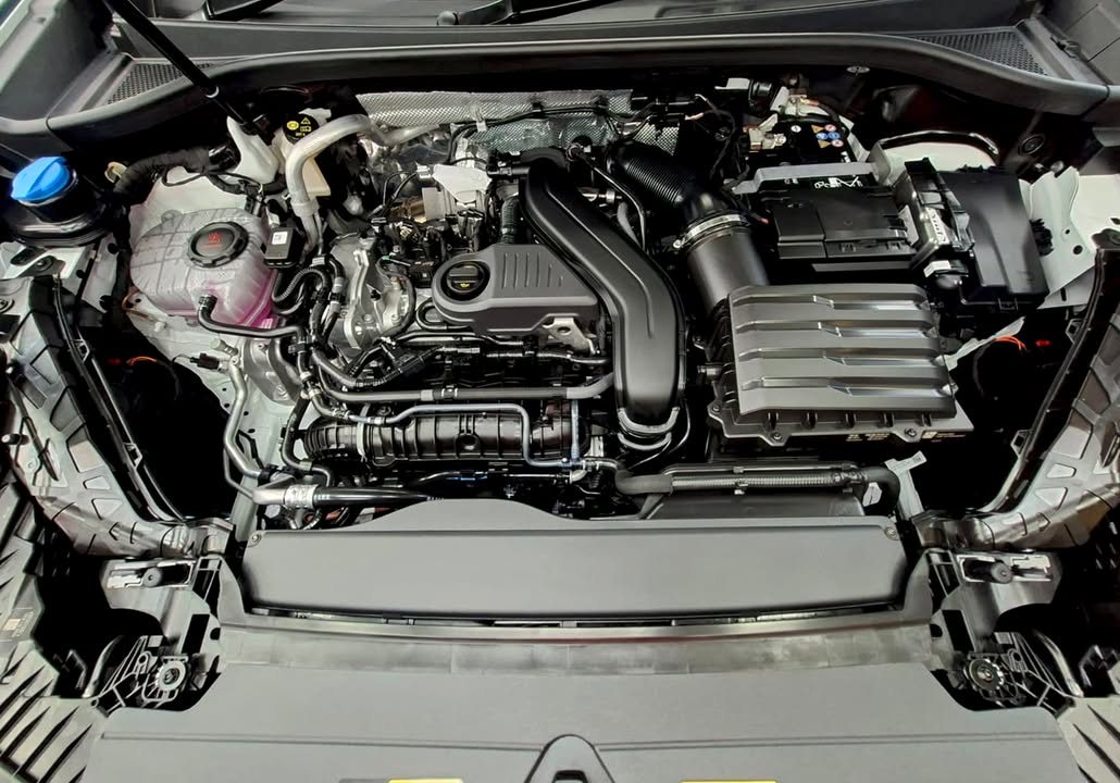 Clean engine bay of the Audi Q3.