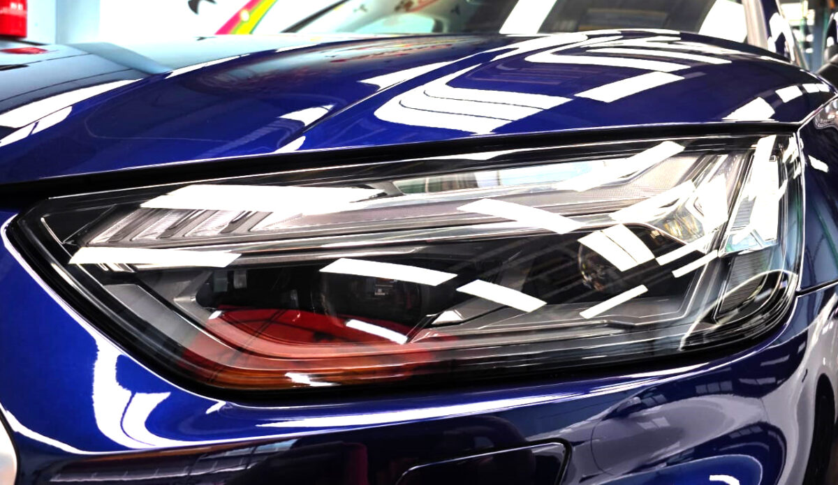 The Q5's coated paintwork showing clean reflections.