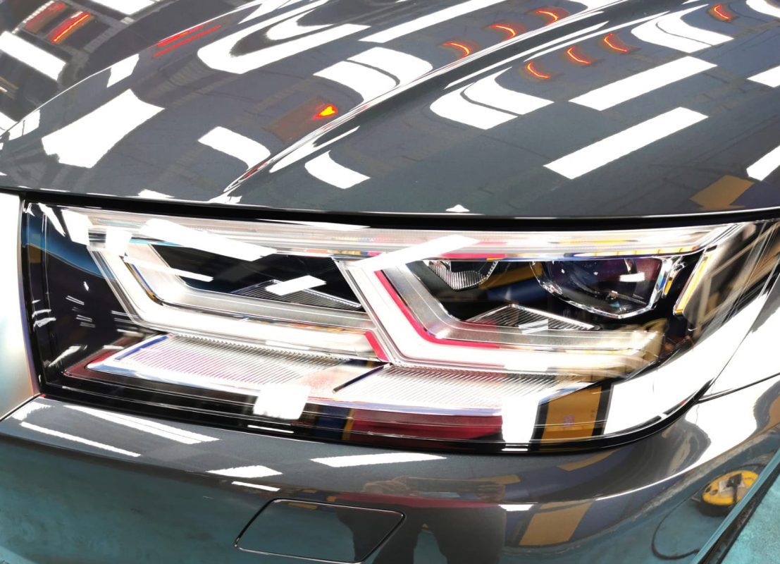 The Q5's coated paintwork showing clean reflections.
