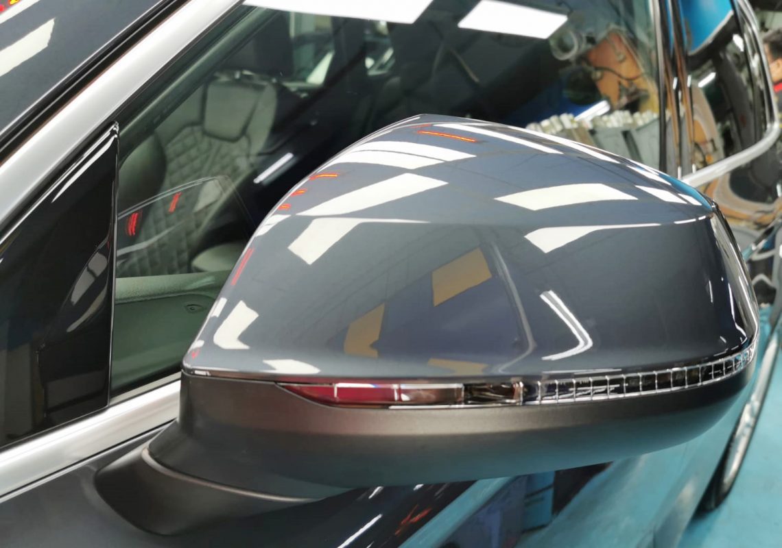 Side panel of the Audi Q5 with the titanium finish locked in.