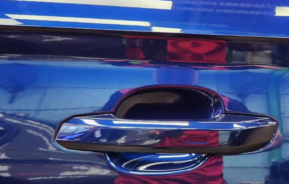 Side panel of the Audi Q5 with the titanium finish locked in.